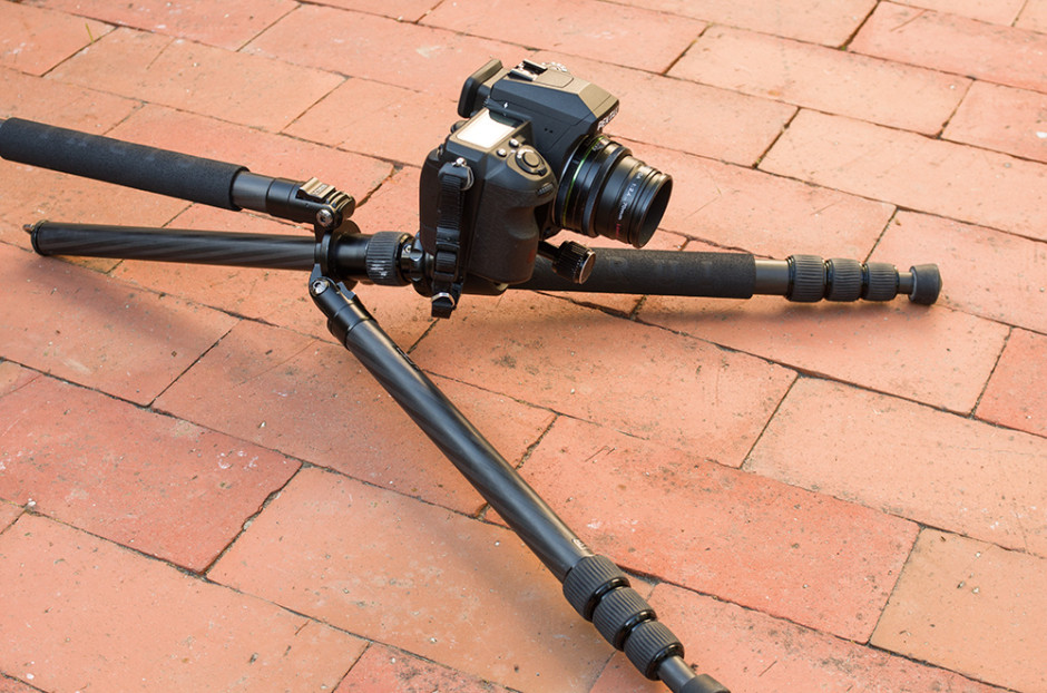 bodennah fotografieren mit einem Stativ mit überstreckten Beinen