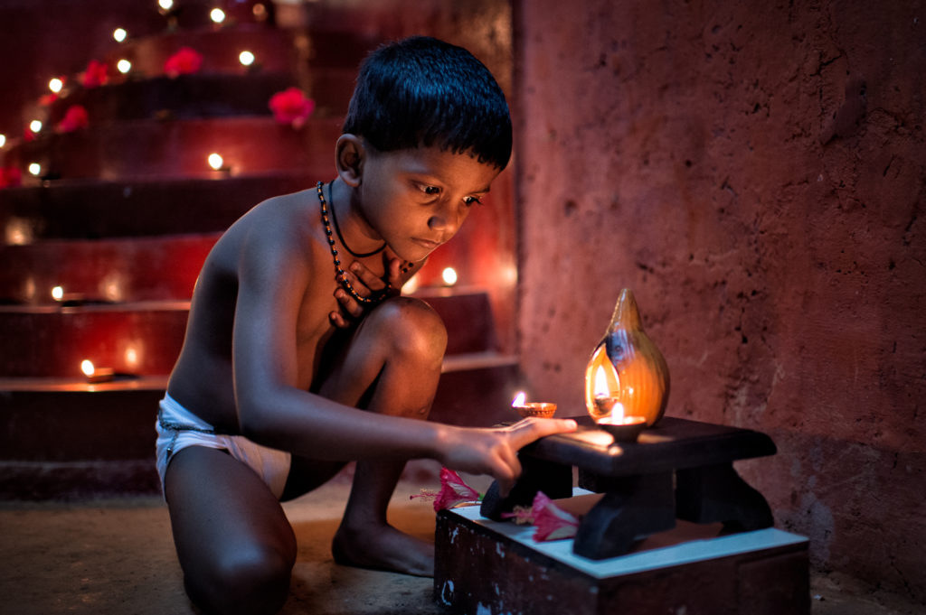 Junger Kalippayat-Kämpfer beim Gebet, Fotoreise Kerala, Südindien, © Thorge Berger, www.reisefotografie.de
